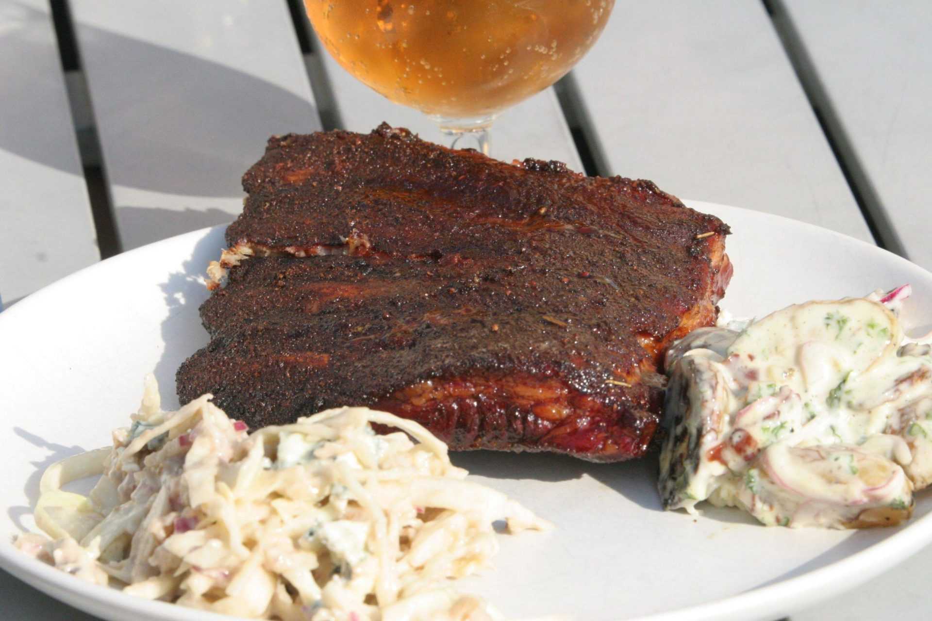 Memphis Style Ribs med grillad potatissallad och Coleslaw med valnötter