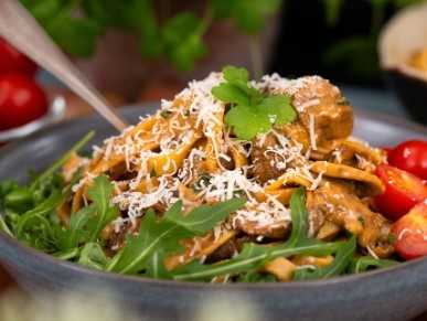 Pasta med strimlad lövbiff i krämig sås